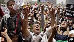 Misrawa suke zanga zanga a dandalin Tahrir.