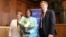 南非律师、国际法倡导者纳维·皮莱(Navi Pillay，中)在纽伦堡司法宫具有历史意义的600号法庭发表新闻声明后，与国际刑事法院(ICC)前院长西尔维娅·费尔南德斯·德·古尔门迪(Silvia Fernandez de Gurmendi，左)及纽伦堡国际原则学院院长克里斯托夫·萨弗林(Christoph Safferling，右)合影留念。(2026年10月9日)