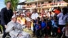 Paus Fransiskus tiba di Sekolah Humaniora Tritunggal Mahakudus di Baro, dekat Vanimo, Papua Nugini, Minggu, 8 September 2024. (Foto: AP)