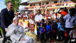 Paus Fransiskus tiba di Sekolah Humaniora Tritunggal Mahakudus di Baro, dekat Vanimo, Papua Nugini, Minggu, 8 September 2024. (Foto: AP)