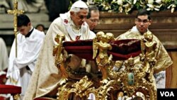 El Papa Benedicto XVI, reza durante la celebración de Navidad en la misa en la Basílica de San Pedro.