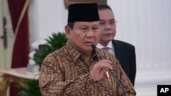 Presiden Prabowo Subianto berbicara saat mengumumkan susunan kabinetnya di Istana Merdeka di Jakarta, 20 Oktober 2024.