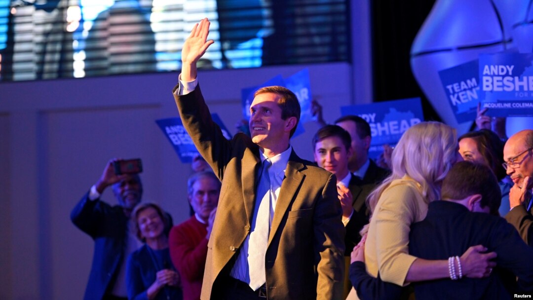 Državni tužilac Kentuckyja Andy Beshear​ reaguje na izborne rezultate tokom skupa u Louisvilleu (Foto: Reuters/Harrison McClary)