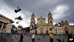 La gente camina en la Plaza Bolívar, en Bogotá, Colombia, el 9 de febrero de 2022.