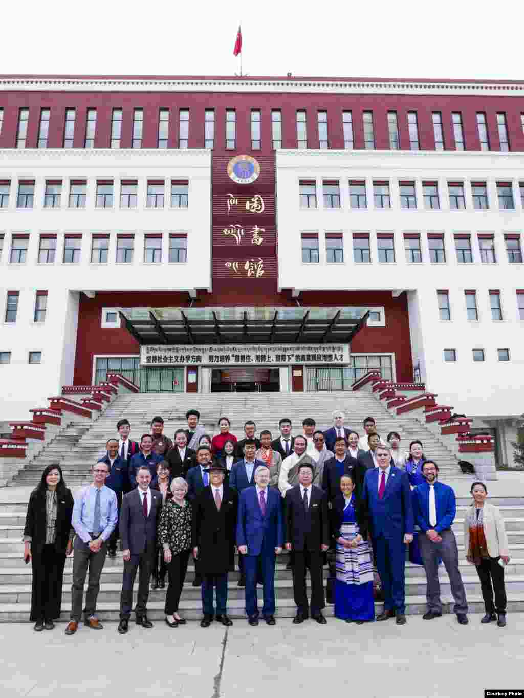 布兰斯塔德大使访问西藏大学。