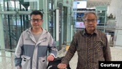 2021年1月28日上午，郭飞雄（左）从广州白云机场前往上海准备搭乘国际航班赴美，出发前与送行的维权律师刘正清合影 （刘正清分享图片）