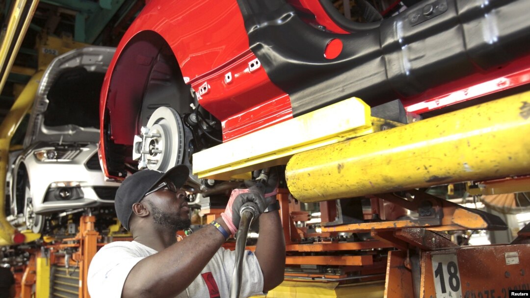 Seorang pekerja di pabrik Ford di Flat Rock, Michigan, sedang merakit mobil Ford Mustang 2015. (Foto: dok.)