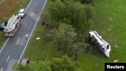 Los servicios de emergencia acuden al lugar después de que un autobús que transportaba trabajadores agrícolas volcara en un accidente mortal cerca de Dunnellon, Florida, el 14 de mayo de 2024.