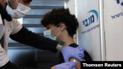 یک نوجوان اسرائیلی در حال دریافت واکسن کووید۱۹ - ۲۴ ژانویه ۲۰۲۱
