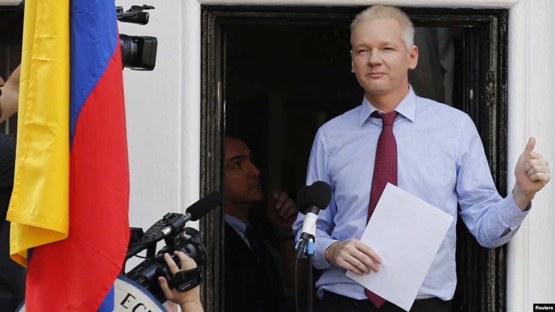 Pendiri Wikileaks, Julian Assange berpidato dari balkon Kedubes Ekuador (Foto: dok).