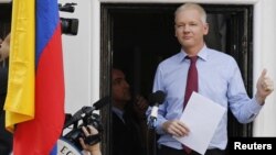 Pendiri Wikileaks, Julian Assange berpidato dari balkon Kedubes Ekuador (Foto: dok).