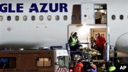 Wounded Iraqis arrive at Orly airport, near Paris, after being evacuated from their native country for medical treatment and asylum in France, 08 November 2010