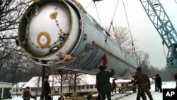 Soldiers prepare to destroy a ballistic SS-19 missile in the yard of the largest former Soviet military rocket base in Vakulenchuk, 220 kilometers (137 miles) west of Kyiv, Dec. 24, 1997. 