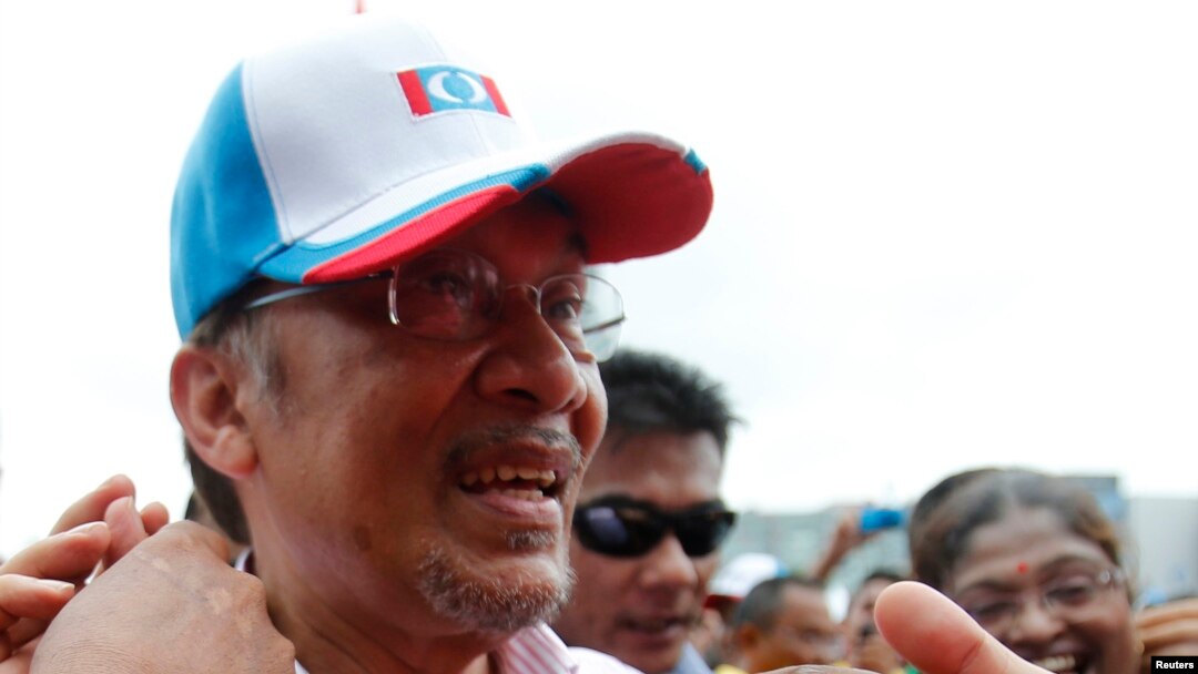 Malaysia's opposition leader Anwar Ibrahim is greeted by his supporters after an election campaign rally in Petaling Jaya outside Kuala Lumpur, May 1, 2013. 