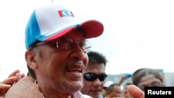 Malaysia's opposition leader Anwar Ibrahim is greeted by his supporters after an election campaign rally in Petaling Jaya outside Kuala Lumpur, May 1, 2013. 