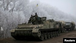 Pasukan bersenjata Ukraina tidak jauh dari Debaltseve, Ukraina timur (15/2). (Reuters/Gleb Garanich)