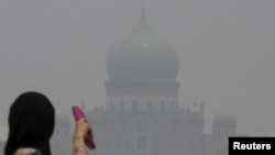 Kantor PM Malaysia di Putrajaya, Malaysia diselimuti kabut asap dari kebakaran hutan di Indonesia (foto: dok). RI dan Malaysia telah sepakat untuk menjalin kerjasama dalam mengatasi masalah asap. 