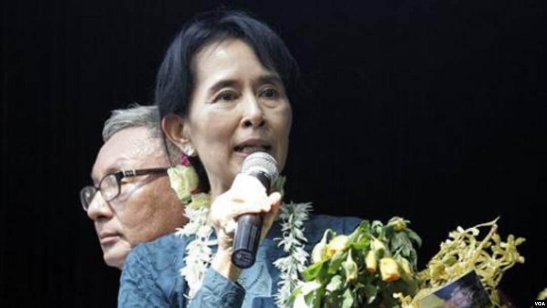 Aung San Suu Kyi saat memberikan pidato di hadapan pendukungnya di markas besar Partai Liga Demokrasi Nasional (NLD) pada hari Minggu.