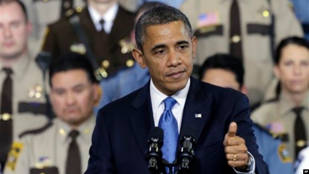 Presiden Barack Obama memberikan pidato mengenai proposal soal kontrol kepemilikan senjata di depan para polisi di Minneapolis, negara bagian Minnesota, Senin (4/2). 