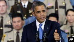 Presiden Barack Obama memberikan pidato mengenai proposal soal kontrol kepemilikan senjata di depan para polisi di Minneapolis, negara bagian Minnesota, Senin (4/2). 