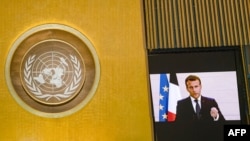 75차 유엔총회가 열리는 뉴욕 유엔본부 회의장에서 22일 에마뉘엘 마크롱 프랑스 대통령의 화상기조연설이 화면에 나오고 있다.