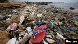 Sampah plastik dan styrofoam di pantai Cilincing, Jakarta, Indonesia, 26 November 2018. (Foto: Willy Kurniawan/Reuters)