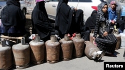 Wasu mata a kasar Yemen wadanda ke jiran a cika bututunsu da iskar gas