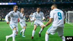 L'attaquant français du Real Madrid, Karim Benzema, jubile après son deuxième but en demi-finale-retour de Ligue de champions contre le Bayern Munich au Stade Santiago Bernabeu de Madrid le 1er mai 2018.