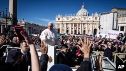 El Papa Francisco utilizará un jeep descapotable. El mismo con el que se desplazó por la plaza de San Pedro y en su visita a la isla de Lampedusa. 