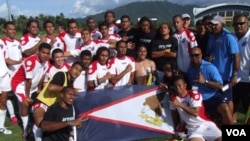 La selección que representa a la Federación de Fútbol de Samoa Estadounidense tras su histórica primera victoria ante Tonga.