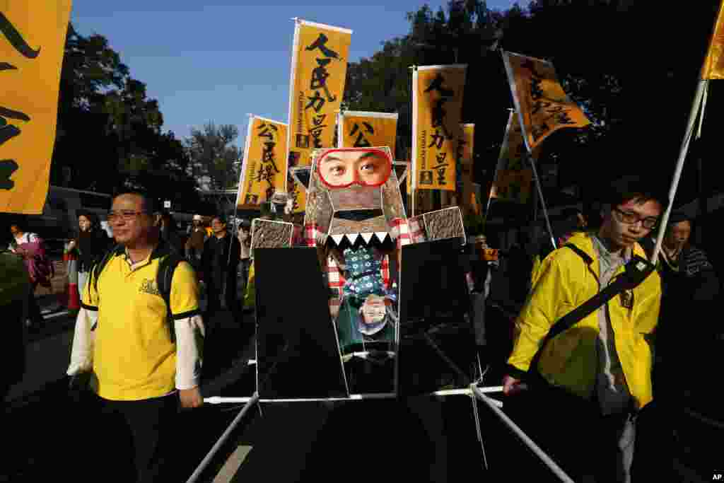 Thousands of protesters were in the streets, some of whom were holding an effigy of a wolf representing Hong Kong&#39;s Chief Executive Leung Chun-ying, Hong Kong, Jan. 1, 2014.