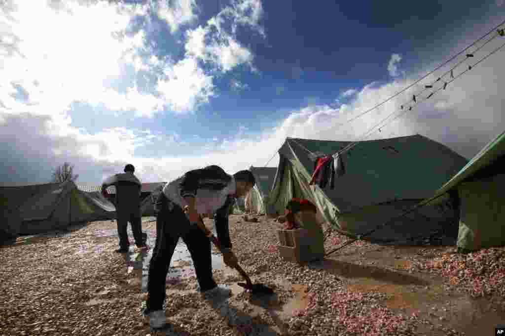 Para pengungsi Suriah di kamp sementara di Marj, Lebanon.