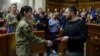 Президент Украины Владимир Зеленский награждает украинских военнослужащих во время заседания парламента в Киеве 28 декабря 2022 года