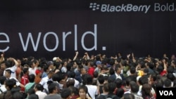 Para calon konsumen berdesakan dalam launching Blackberry Bold atau lebih dikenal dengan Bellagio November lalu di salah satu mall terkmuka di Jakarta. Mereka tergiur dengan iming-iming diskon 50 persen untuk 1000 pembeli pertama (foto: dok).