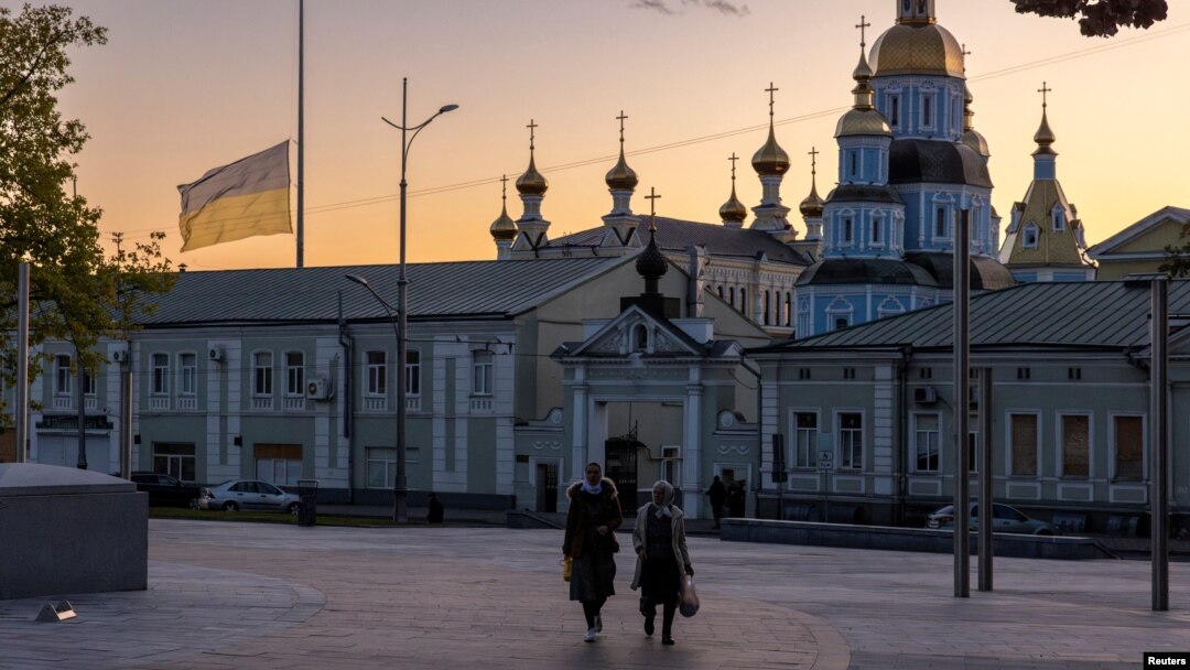 Украинското национално знаме се вее на половина копје во Харкив во знак на сеќавање на жртви од ракетен напад на 8 октомври, 2023