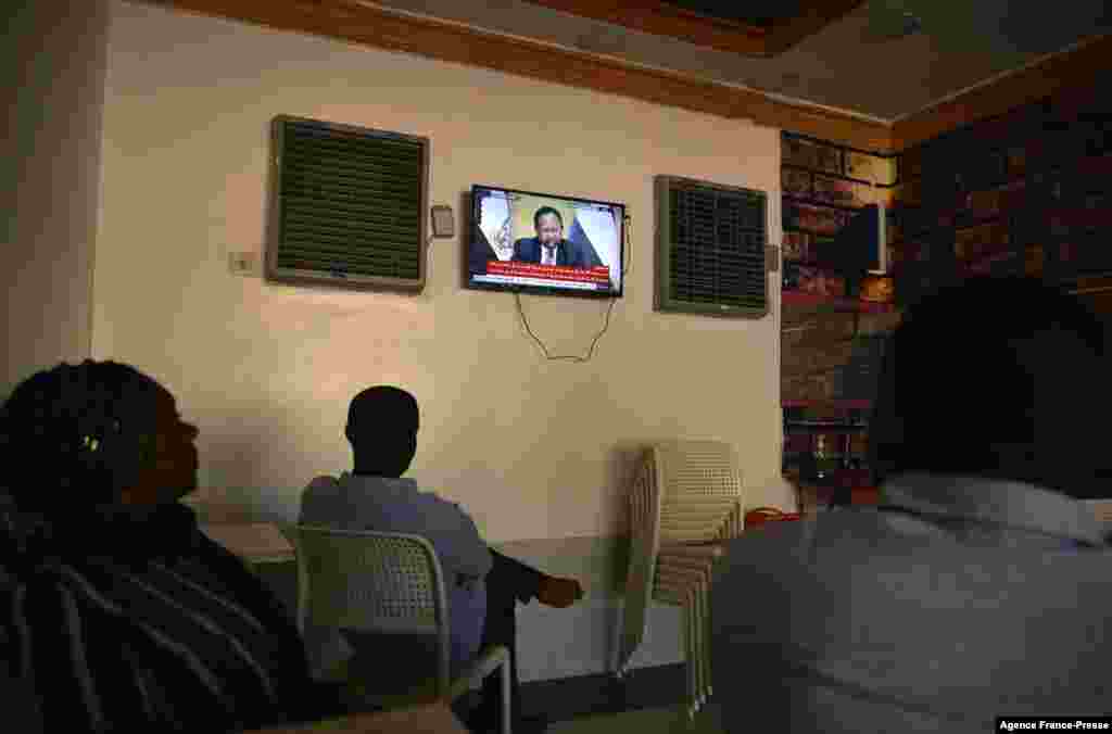 Sudanlılar mülki qaydaya keçidin bərpası üçün müqavilənin imzalanması mərasimi zamanı Baş nazir Abdalla Hamdoku canlı yayımda izləyir