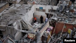 Destrozos en Khan Younis, en la Franja de Gaza, después de bombardeos israelíes el 29 de octubre de 2023.