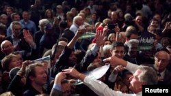 民主党人麦考利夫11月5日晚获选维州州长后与支持者见面