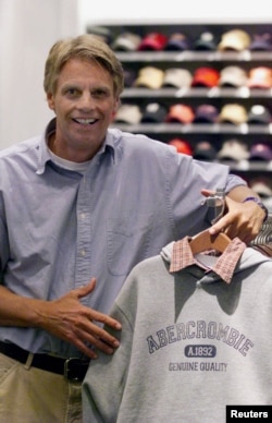 Mike Jeffries saat menjabat sebagai CEO Abercrombie &Fitch berpose dengan kaus produksi perusahaan itu di Ohio, 16 February 1998. (Foto: Mike Munden/USA Today)