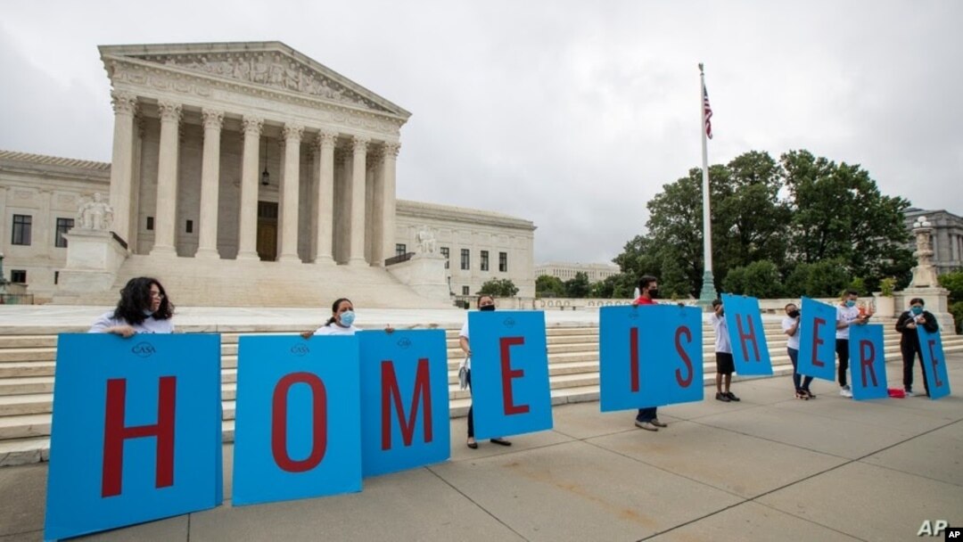 Estudiantes beneficiario del programa de Acción Diferida para los Llegados en la Infancia (DACA) se reúnen frente a la Corte Suprema, en Washington DC, el 18 de junio de 2020.