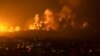  2023年10月8日星期日，以色列空袭加沙城，大火和浓烟升起。(美联社图片)