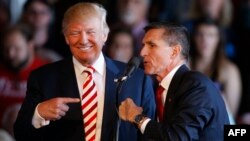 Donald Trump (kiri) dan Michael Flynn pada saat kampanye Pilpres 17 Oktober 2016 (foto: dok). 