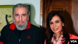 Foto de archivo del líder cubano Fidel Castro junto a la presidenta argentina, Cristina Fernández de Kirchner.