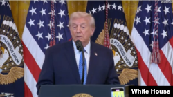 دونالد ترامپ، رئیس‌جمهوری ایالات متحده، در جریان سخنرانی در مراسم حنوکا در کاخ سفید (۲۵ آذر ۱۴۰۴) 