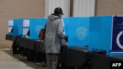 Un votante marca su boleta durante el primer día de votación temprana en la contienda de segunda vuelta en Georgia. [Archivo]