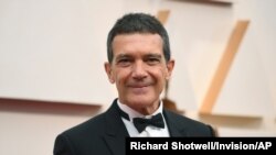 Antonio Banderas arrive aux Oscars à Los Angeles le 9 février 2020.