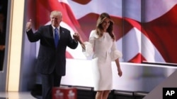 Capres Partai Republik, Donald Trump berjalan di panggung konvensi bersama istrinya, Melania di Cleveland, Ohio, Senin (18/7). 