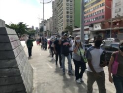 Aunque quienes se encontraban esperando agradecieron la jornada, subrayaron que observaron un proceso desorganizado y confuso. Caracas. Mayo 30, 2021. Foto: VOA.