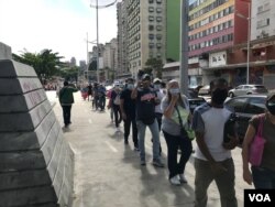 Aunque quienes se encontraban esperando agradecieron la jornada, subrayaron que observaron un proceso desorganizado y confuso. Caracas. Mayo 30, 2021. Foto: VOA.