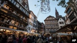 Pasar Natal di kota Strasbourg, Perancis dibuka kembali beberapa hari setelah serangan teror di sana, Sabtu (15/12). 